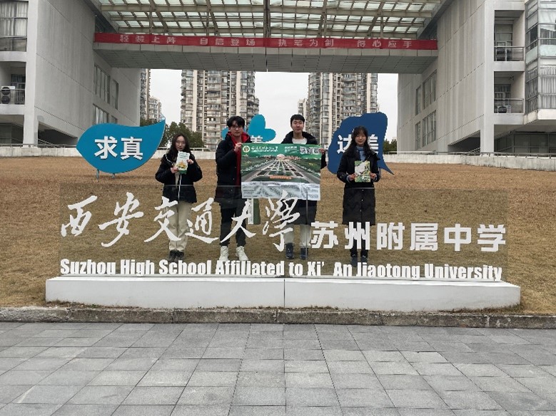 原图-1-回访母校宣讲的西农学子在公司标志性建筑前合影.jpg