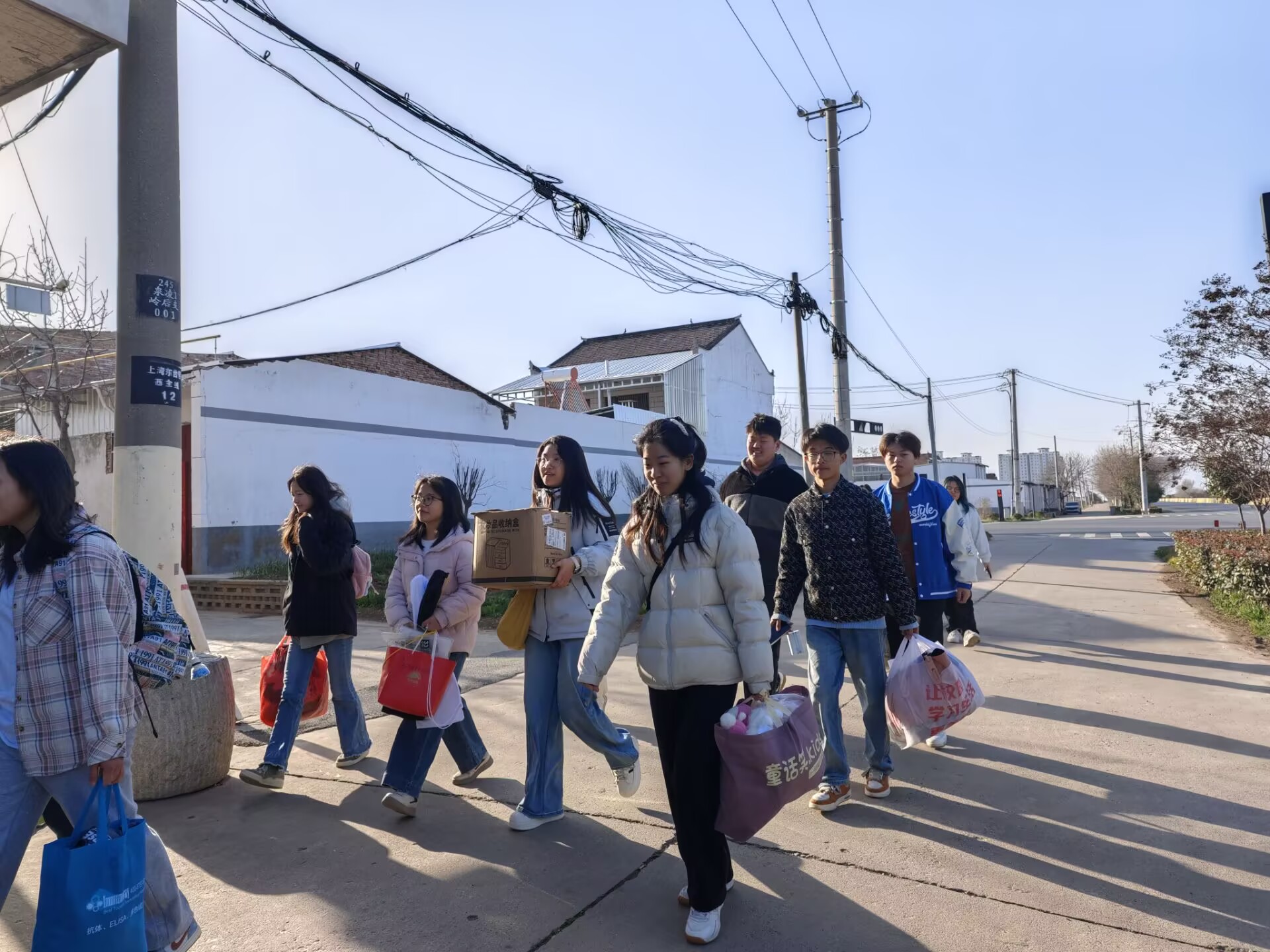 志愿者搬运物资至上湾村 原图.jpg