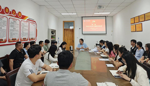 图1 支部书记李建明讲党课.jpg