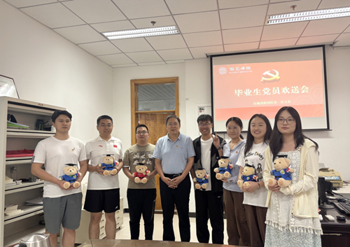 图2 支部书记为毕业生代表赠礼并合影.png