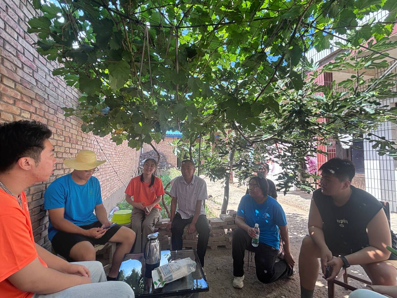 图2 团队成员与王宏武交流.jpg