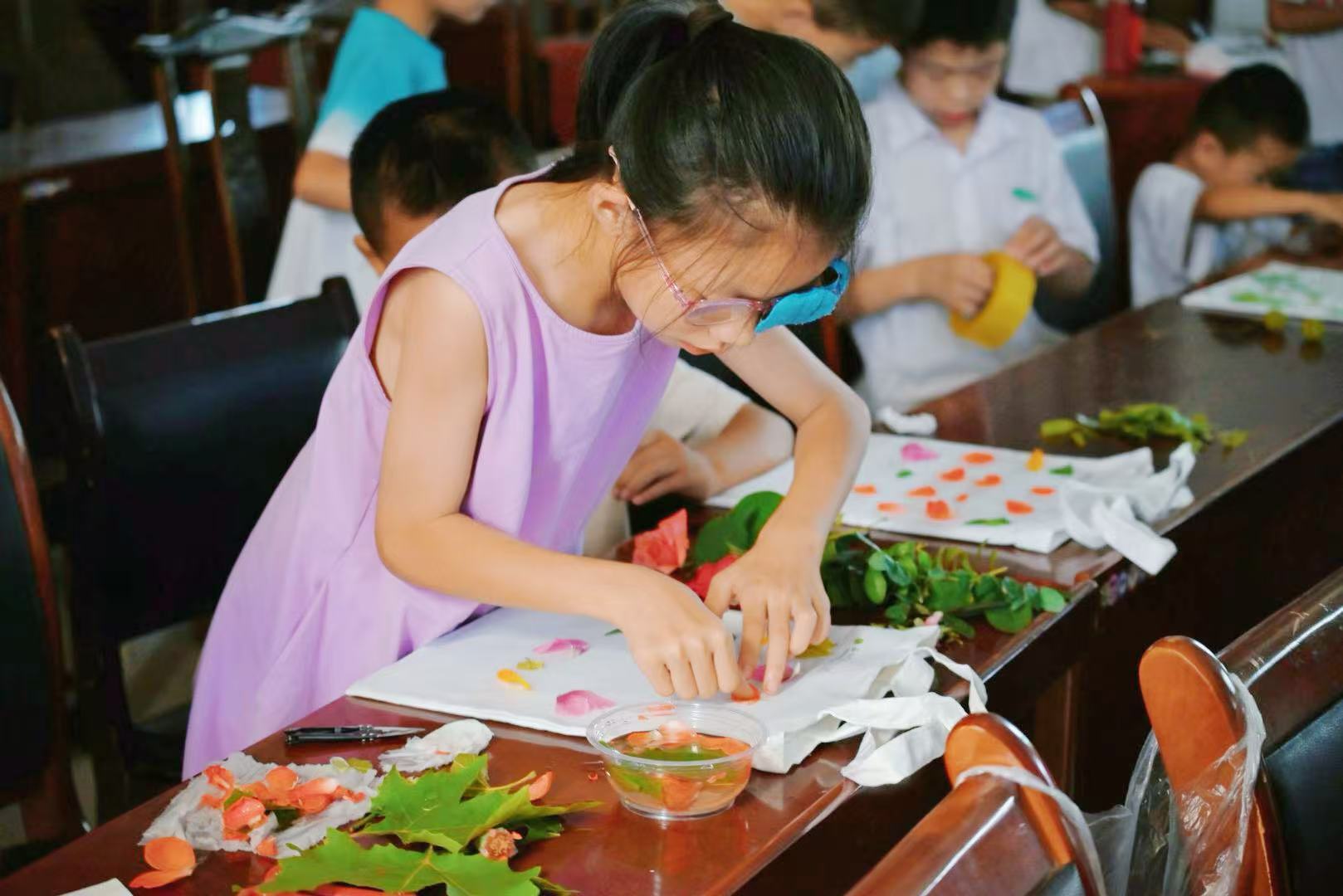 图1 植物拓印课堂.jpg