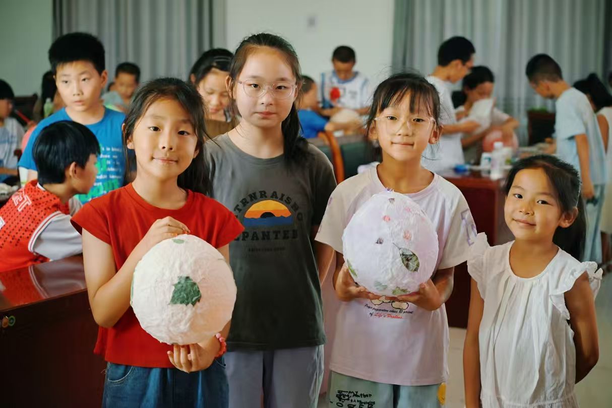 图三 孩子们与半成品合影（罗亦如供图）.jpg