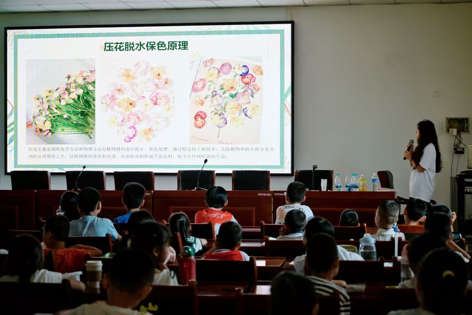 图一 支教老师给同学们介绍花草灯笼（罗亦如供图）.jpg