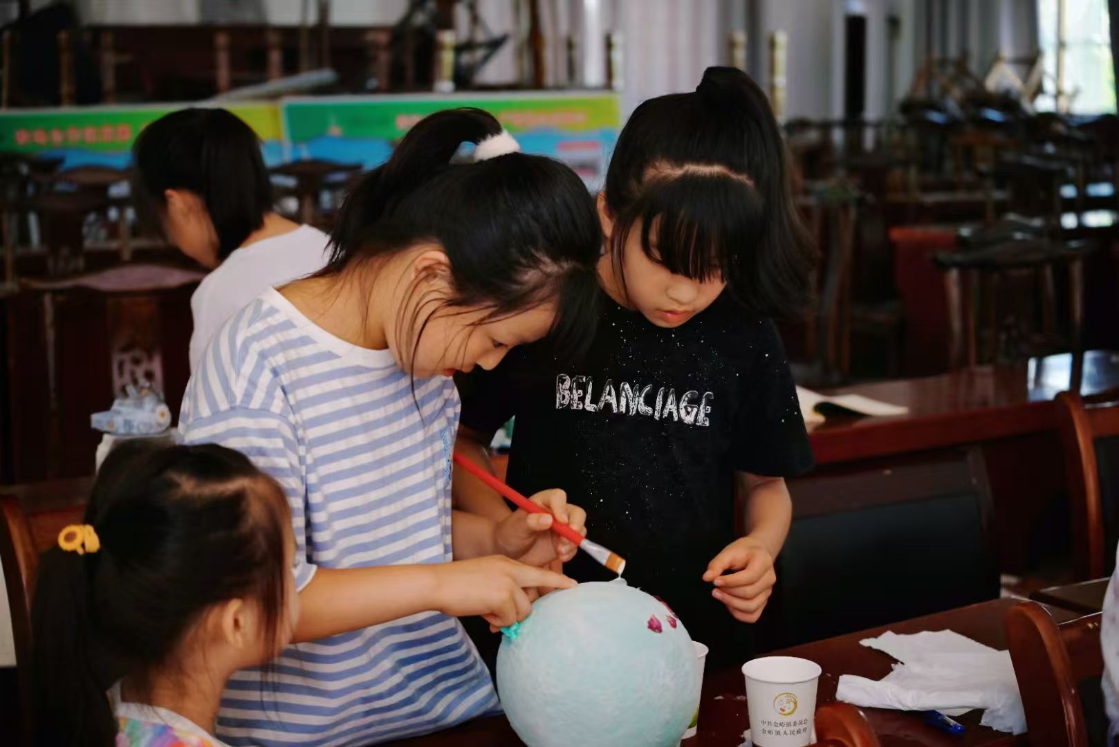 图二 孩子们分工制作花草灯笼（罗亦如供图）.jpg