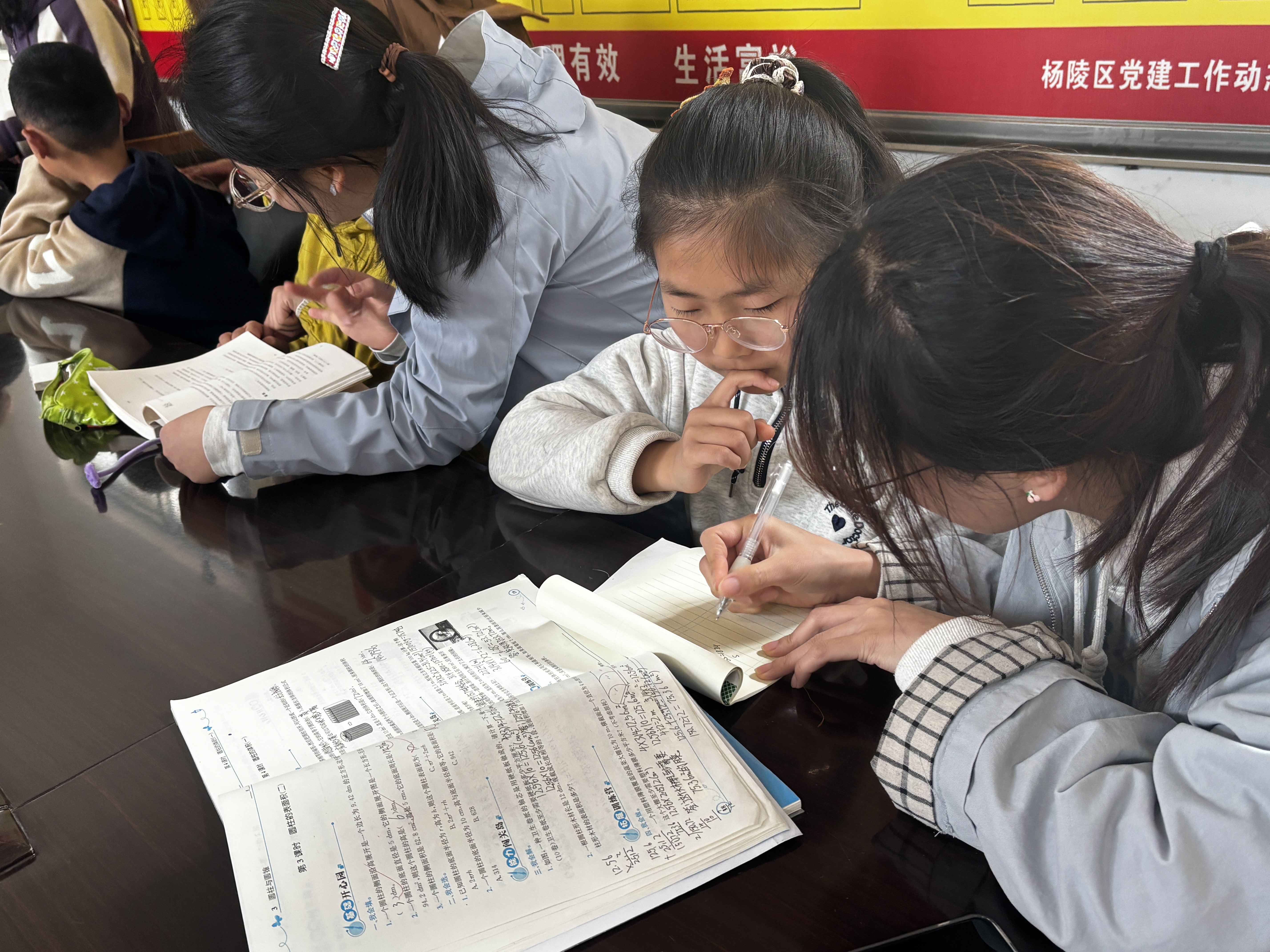 图一 志愿者给孩子们辅导功课.jpg