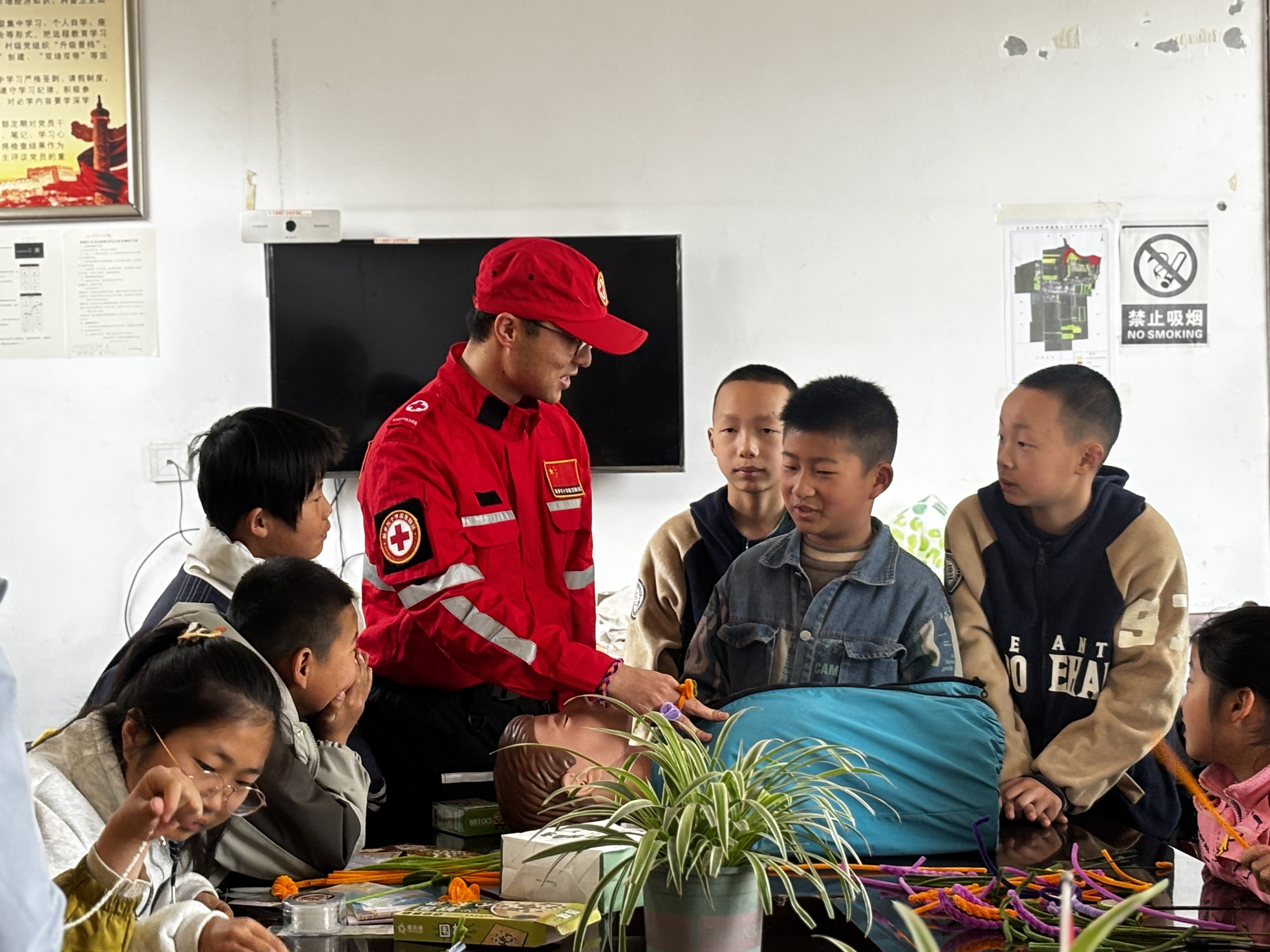 图三 志愿者向孩子们科普急救知识.jpg