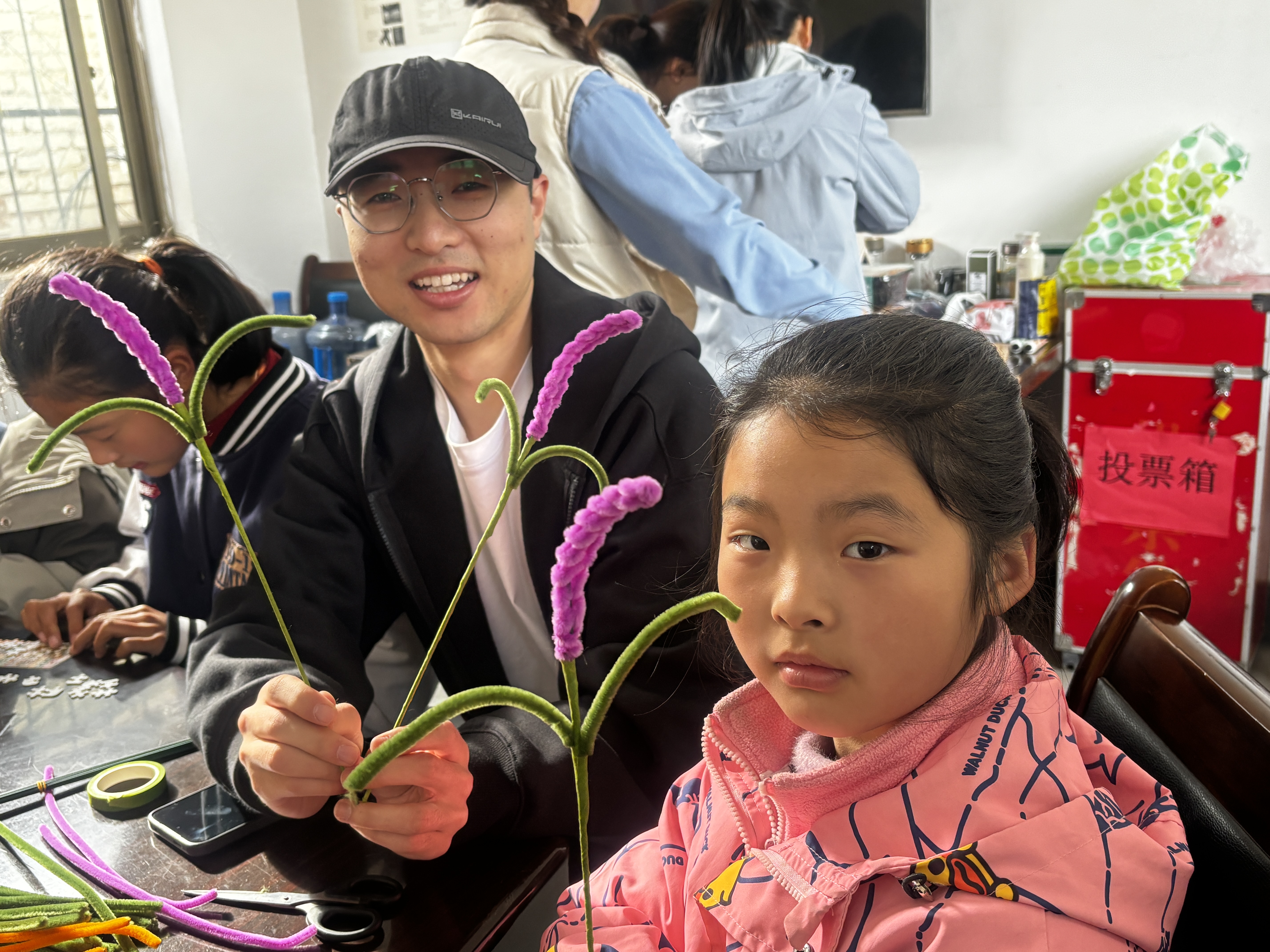 图二 志愿者陪孩子们做手工.jpg