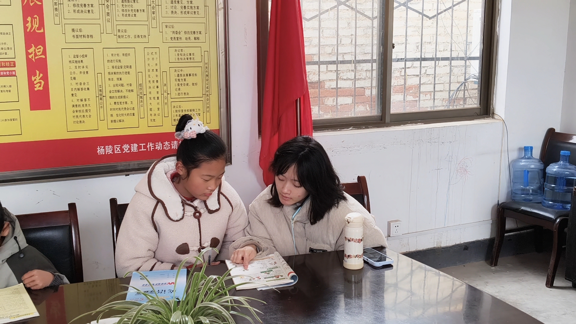 图一 志愿者给孩子辅导（任泽华供图）.jpg