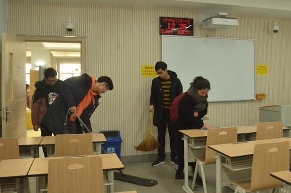 62bdb97202e14696b27d6dae54ad5a0d.jpg 同学们认真打扫2.jpg