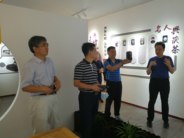 张处长一行参观茯茶展览室.jpg