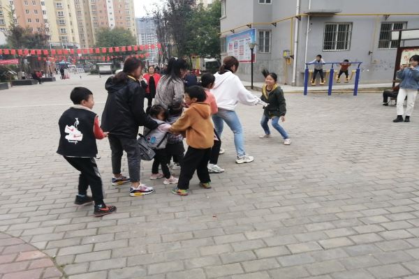 小老师与同学们进行室外游戏.jpg