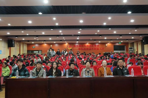 3f4e58b319864f29811f0b2b0a331bdd.jpg 老师观看表演.jpg