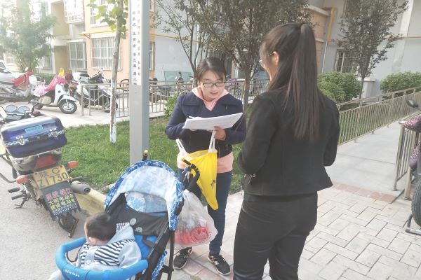 4d0e4368b6b44a7daec2b8f3f592cc11.jpg 志愿者在进行人口普查.jpg