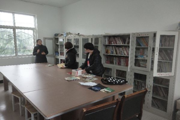 社区工作人员介绍图书室情况.jpg