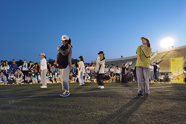 晚会现场1(600 400).jpg