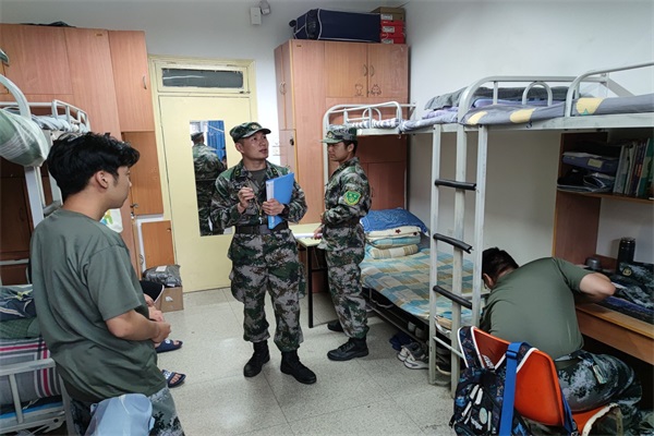 两位连长指导内务整理 - 副本.jpg