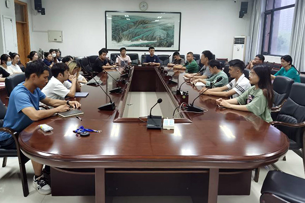 参会同学认真听讲(600 400).jpg