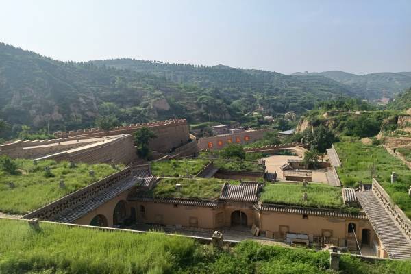 图一 杨家沟附近的村户人家.jpg