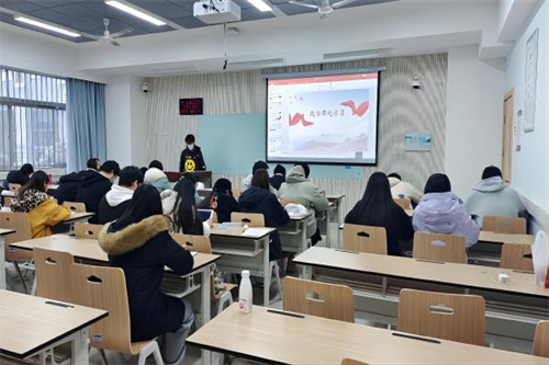 01a5d92a934349578ebcc2e9eb43081b.jpg 同学们认真听讲.jpg