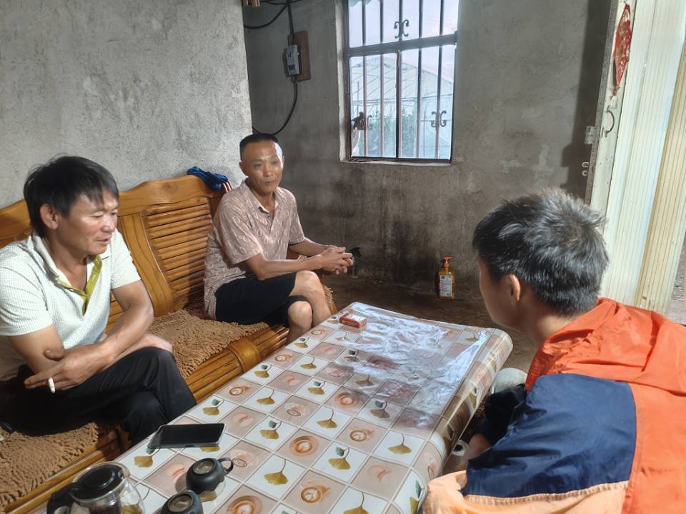 0a1ee1bdbea64942ad222faff8e6046f.jpg 观察结束后与孔兴先生座谈设施农业对其生活的改善(2).jpg